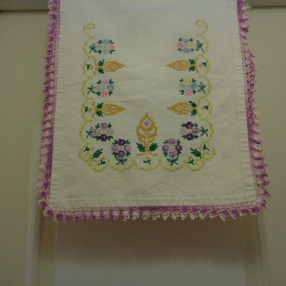 VINTAGE TEXTURED COTTON HAND EMBROIDERED HAND CROCHETED 1950S RUNNER - Picture 1 of 9